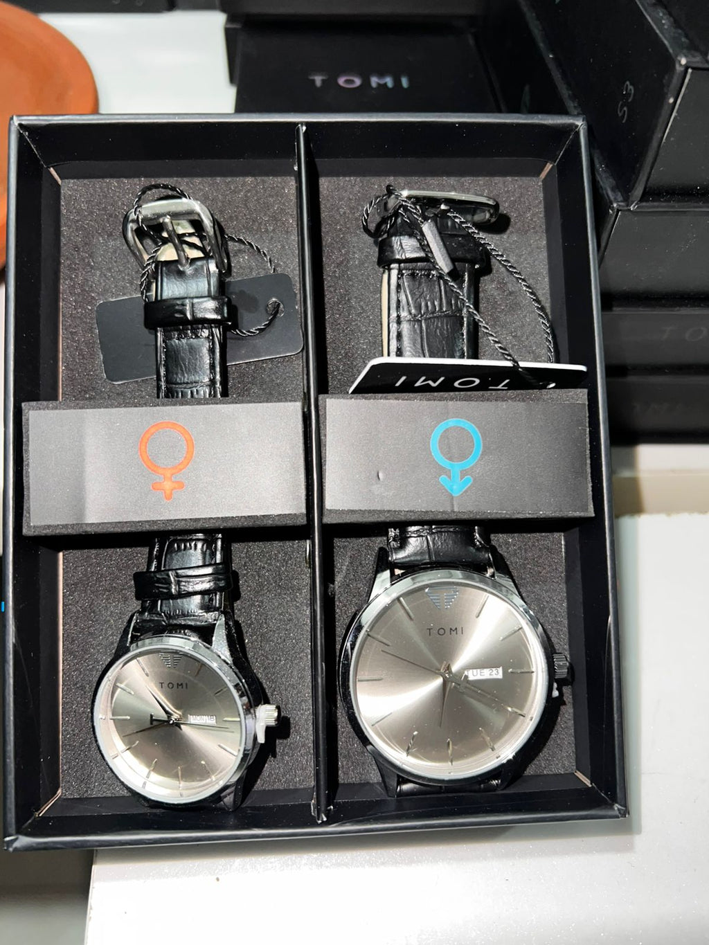 TOMI T-045 casual couple watch gift set featuring silver dial and black dial variants